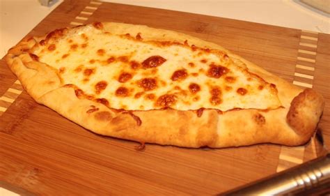 Enfes Kaşarlı Sucuklu Pide Neyemekpisirsek