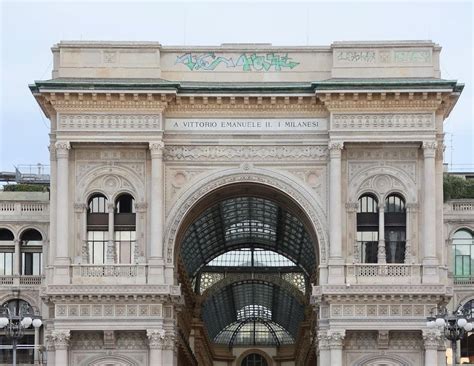 La Galleria Vittorio Emanuele A Milano Imbrattata Con Vernice Spray