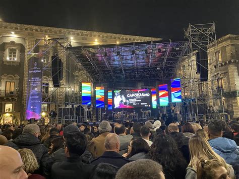 Capodanno A Catania Piazza Duomo Gremita Per Festeggiare Il