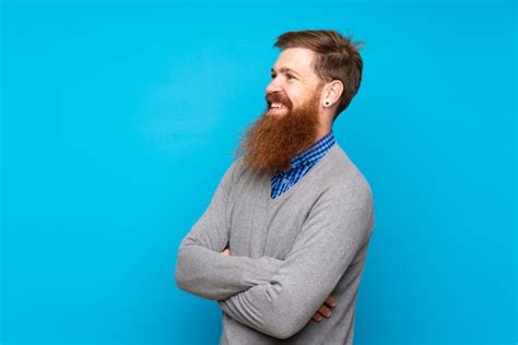 Hombre Pelirrojo Con Barba Larga Sobre Azul Aislado Feliz Y Sonriente