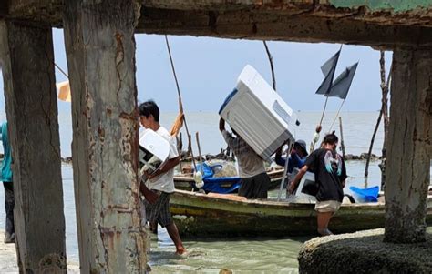 Kapal Kargo Tenggelam Di Laut Sergai Nelayan Kaget Temukan Isi Dalam