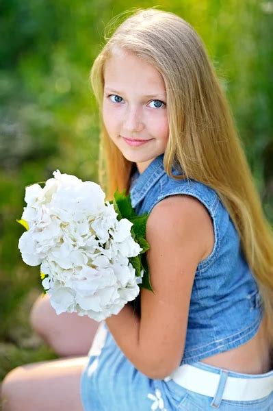 Portrait De Petite Fille En Plein Air En été Image Libre De Droit Par