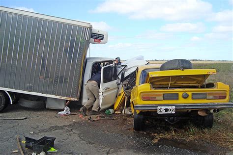 TREMENDO CHOQUE FRONTAL EN LA RUTA 20 Un Muerto Y Tres Heridos Uno De