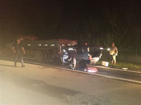 Homem Fica Gravemente Ferido Depois De Colidir Em Traseira De Caminh O