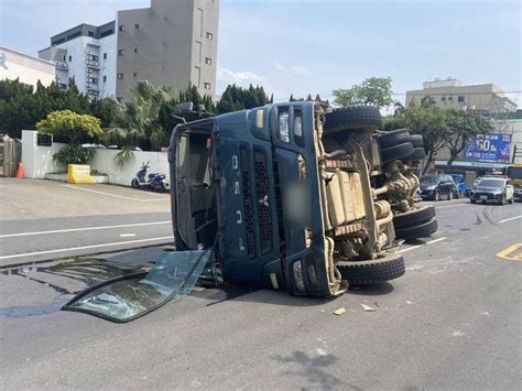 水泥預拌車超載轉彎「翹孤輪」！失控翻覆 駕駛送醫急救中