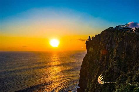 Uluwatu Tour Visit Bali Cliff Temple Amazing Uluwatu Temple On Cliff Bank