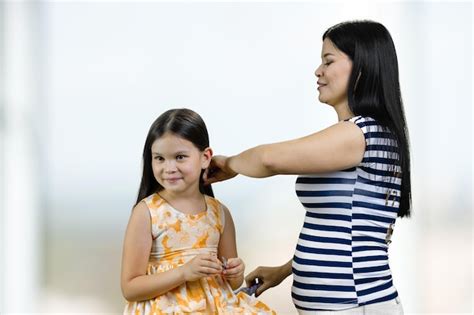 La Jeune Mère Peigne Les Cheveux De Sa Petite Fille Arrière Plan Flou