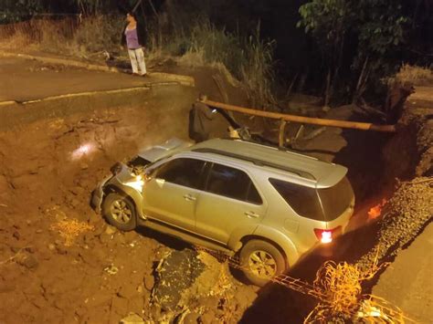 Veículo cai em cratera aberta pelas chuvas na Hayel Bon Faker