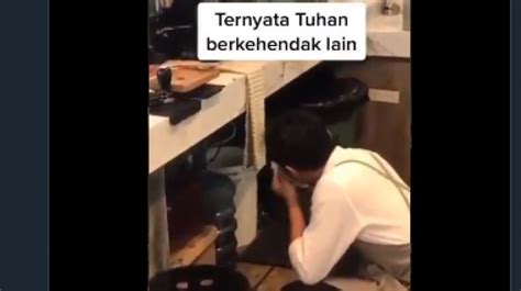 Mantan Pacar Foto Prewed Di Tempat Kerjanya Ekspresi Pria Ini Bikin Nyesek