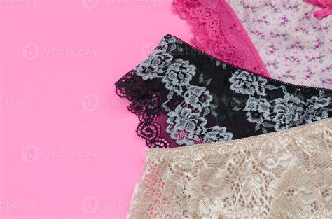 Ropa Interior De Mujer Blanca Negra Y Rosa Con Encaje Sobre Fondo Rosa