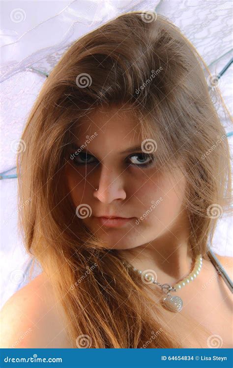 Fille Assez Blonde Avec Un Parapluie De Dentelle Photo Stock Image Du Afrique Beau 64654834