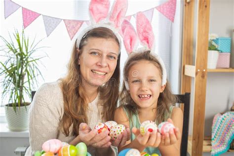 Mamma Och Dotter M Lar Gg F R P Skens Ljusa Semester Fotografering F R