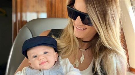 Mica Viciconte mostró el collar curativo que le puso a su hijo Luca