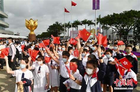 香港举行五四升旗礼 青少年制服团体首次全体中式步操进场 中新网