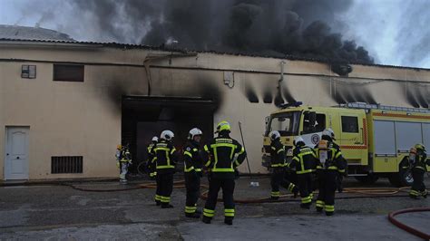 Imágenes del incendio de la nave de pinturas del polígono industrial