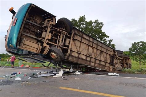 Acidente ônibus deixa um morto e interdita BR 020 Metrópoles