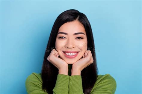 Foto De La Impresionada Brunette Milenaria Dama Manos Cara De Desgaste