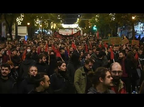 Protestos violentos na Grécia após morte de jovem cigano por polícia