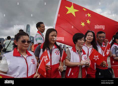 La Gente Ondea Las Banderas De China Y Hong Kong En Tsim Sha Tsui En 1