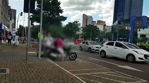 Motos estacionadas em vaga para cadeirantes são guinchadas porém donos