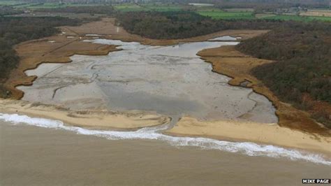 Suffolk floods: Pubs in Southwold and Snape count the cost - BBC News