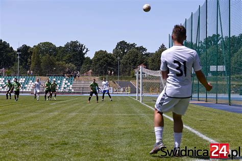 Beniaminek Iii Ligi O Dwa Gole Lepszy Foto Swidnica Pl