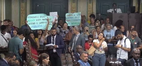 Sob protestos de moradores Câmara de Salvador adia votação sobre