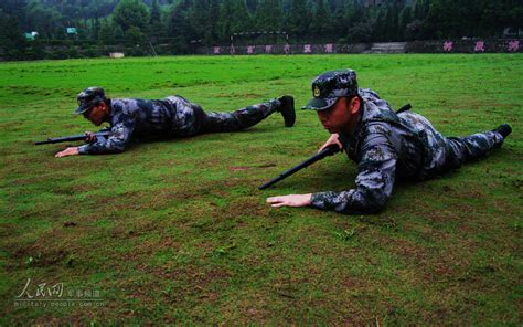 高清组图：200余名南政学子赶赴训练场体验“兵之初” 4 军事 人民网