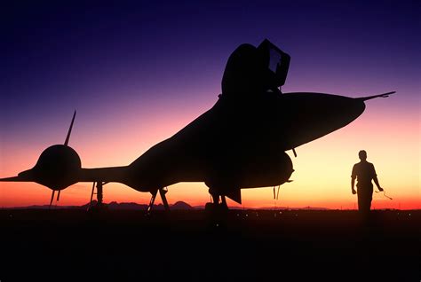 Stealth and Speed: America's SR-71 Blackbird Might Be Old (But Still the World's Fastest Plane ...