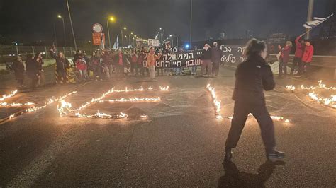 Manifestantes A Favor Del Acuerdo Sobre Los Rehenes Bloquean La