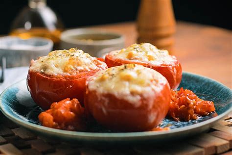 Tomates rellenos en sartén una receta rápida para salvar tu próxima cena