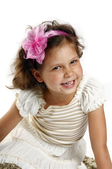 Petite Fille 5 Ans D Isolement Sur Un Backgrou Blanc Photo Stock