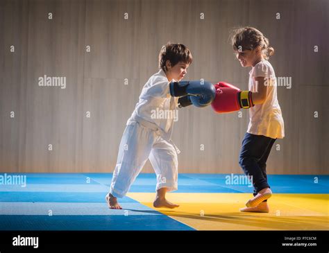 Kids Boxing Hi Res Stock Photography And Images Alamy