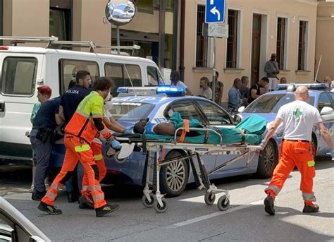 Rissa Davanti Alle Cucine Popolari A Padova Un Ferito Alla Testa Il