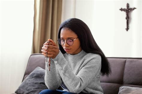 Mujer Religiosa Tenencia Rosario Foto Gratis