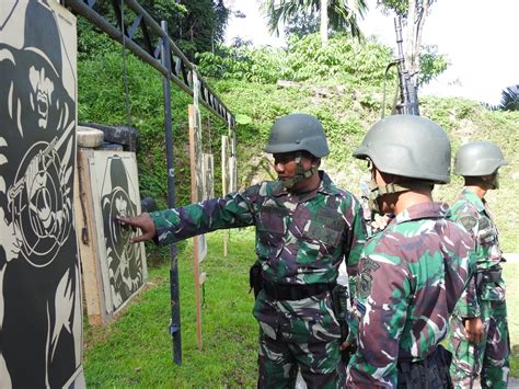 FOKUS DAN TELITI PRAJURIT YONMARHANLAN II LAKSANAKAN LATIHAN TEMBAK