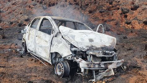 Carro capota e pega fogo após motorista perder controle da direção na