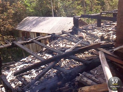 Casa De Madeira Destru Da Pelo Fogo No Bairro Bat As