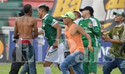 Terror En El Campo Hinchas Del Cali Invaden La Cancha Y Agreden A