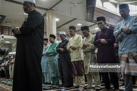 Anwar Selesai Solat Jumaat Di Masjid Universiti Kebangsaan Malaysia