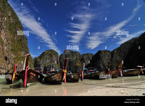 Maya bay in Ko Phi Phi Lee Stock Photo - Alamy