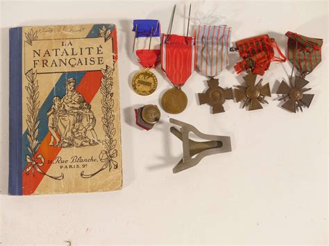 Mil Lot de médailles et divers dont 2 croix de guerre 14 18 et 14