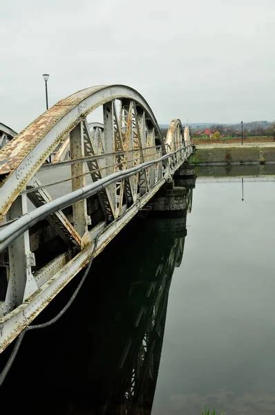 Fotos de Ponte destruída Imagens de Ponte destruída sem royalties