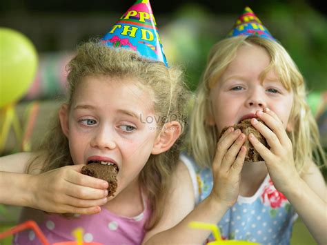 Top 67 Imagen Niño Comiendo Pastel Abzlocal Mx