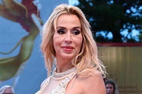 Valeria Marini A Anni Restai Incinta Di Un Uomo Di Decisi Di