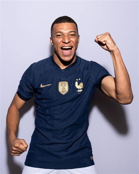 Pin by Lety on Fotografia de futebol Kylian mbappé French football