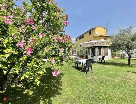 Rustici Casali Con Giardino Privato In Vendita A Sarzana In Zona