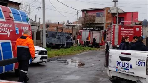 Feroz incendio de un depósito en Lomas los Bomberos evitaron una explosión