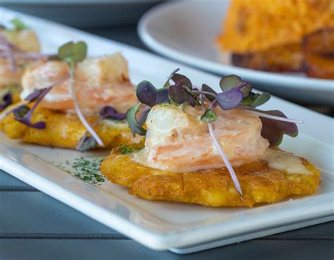 Tostones De Plátano Macho Con Gambas En Crema Salada De Piña Colada