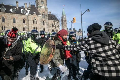 La Polic A Despeja Casi Todo El Centro De Ottawa De Manifestantes